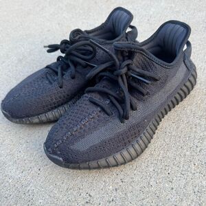 BLACK YEEZY 350 TRAINERS - MENS 5/WOMENS 7